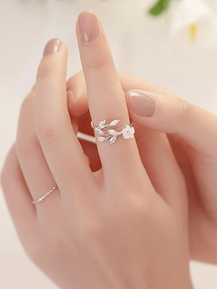 ✨💍 اكتشفي الأناقة مع خاتم مميز وراقي