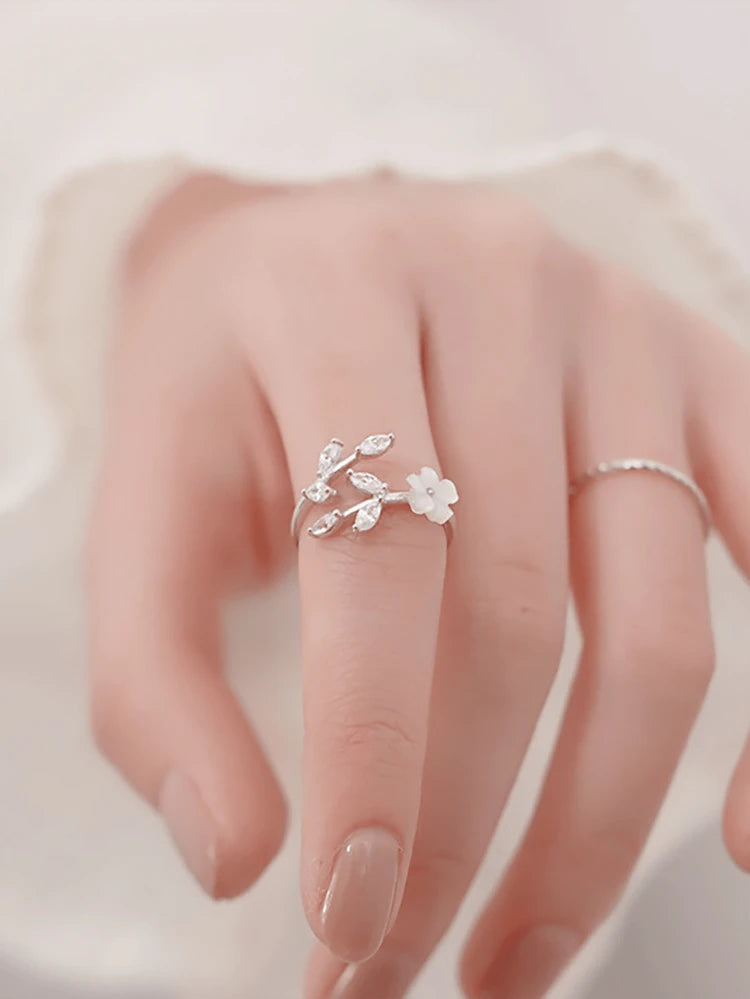 ✨💍 اكتشفي الأناقة مع خاتم مميز وراقي