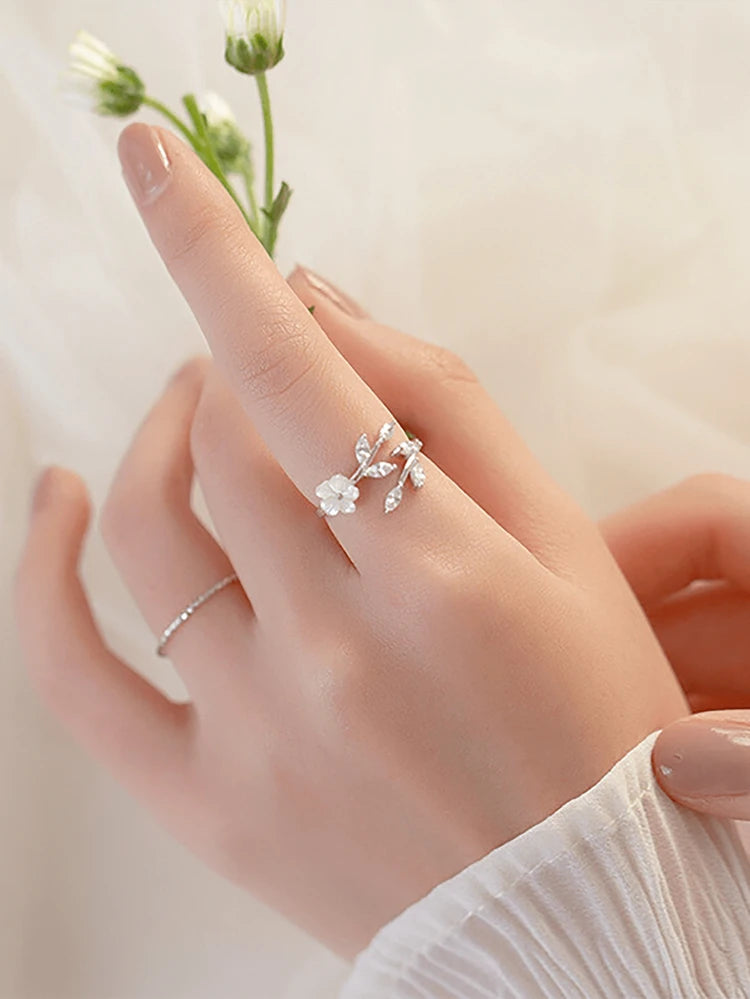 ✨💍 اكتشفي الأناقة مع خاتم مميز وراقي